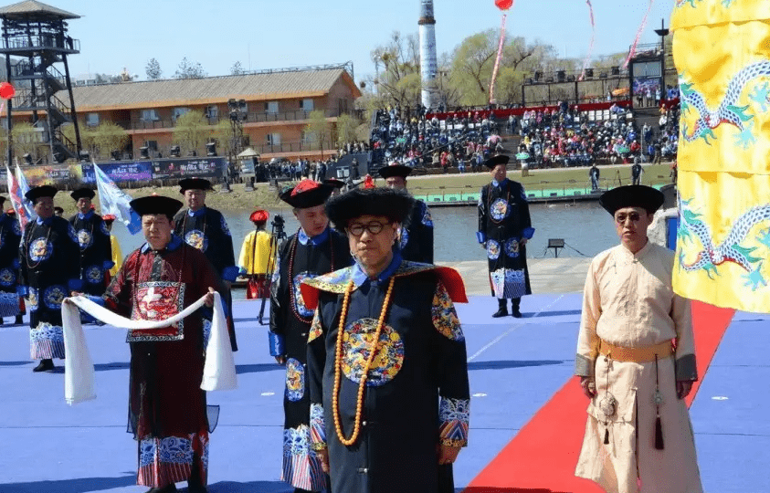 “多尔衮十世孙”州迪，要求归还故宫，大闹火车站：你们都是奴才