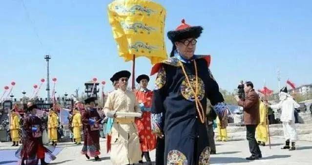 活在梦里？清朝灭亡107年后，乾隆7世孙大摆排场穿龙袍祭祖