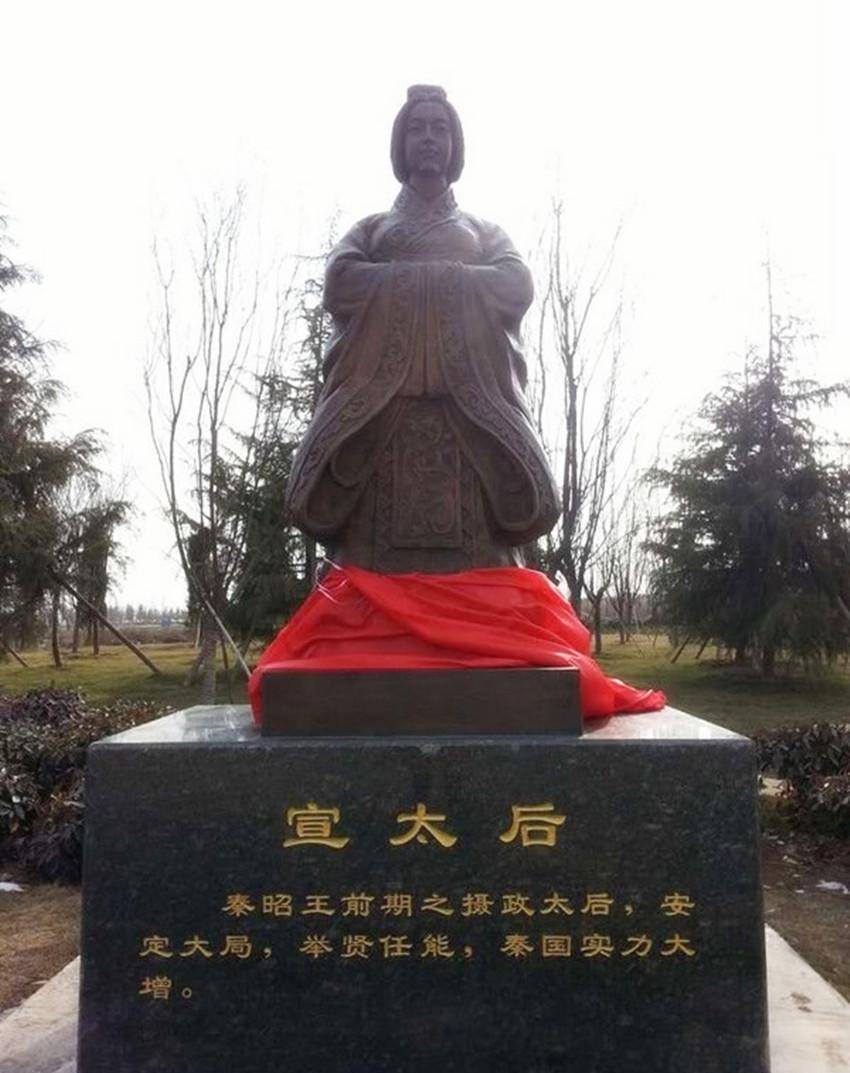 比武则天、慈禧厉害的女人，他们顶多偷着找，此女给男宠生两孩子