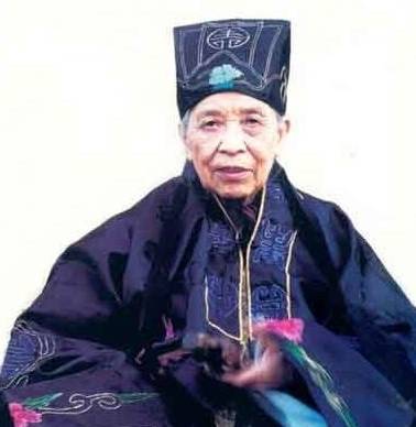 她是清朝女道士，活到了2003年才去世，临终前只留下4字遗言