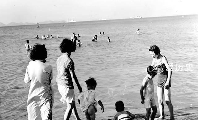 民国时海滩上身穿泳装的时代女性丢掉枷锁自由的享受日光浴