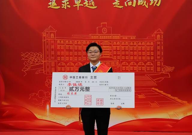 武汉一女大学生斩获机器人大赛国家级特等奖 学校奖励2万元