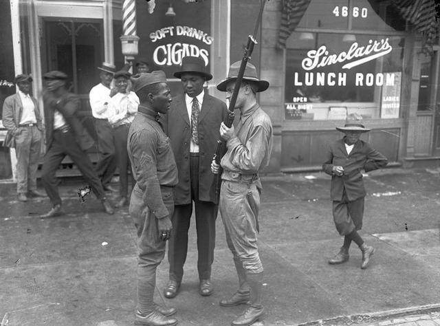 1919年，美国芝加哥爆发严重骚乱：一战老兵和现役军人当街对峙