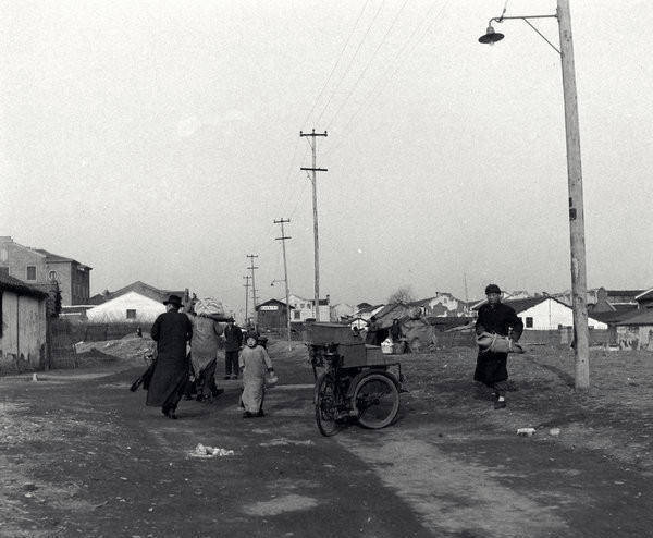 历史老照片：1948年，民国沈阳职业收尸人，都是冻死饿死的孩童