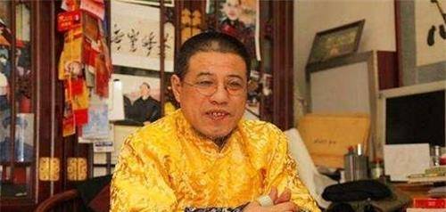 乾隆七世孙戴“帝王扳指”，至今穿龙袍，以皇帝身份公开祭祖