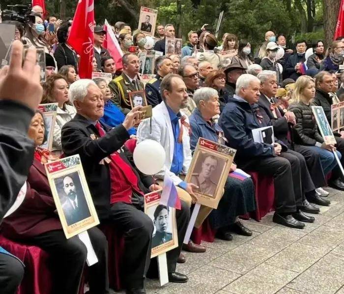 俄罗斯没有忘记，毛岸英烈士的照片出现在卫国战争胜利纪念日