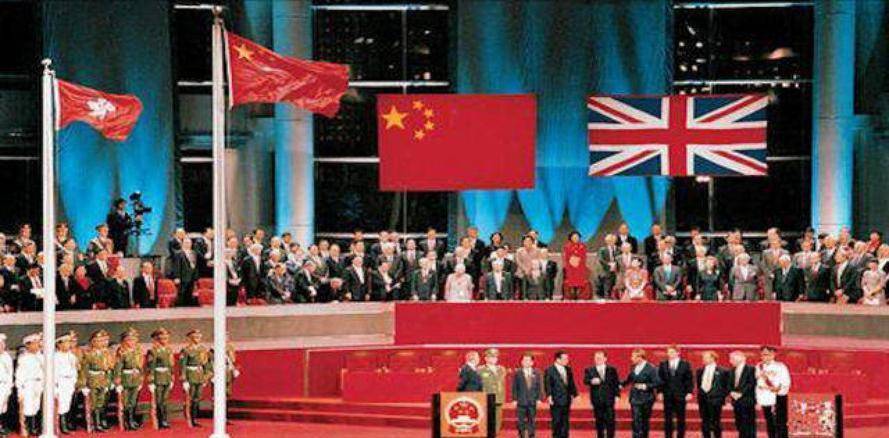 英国军官不解英国为何愿意归还香港2000年英军上将一语道破真相