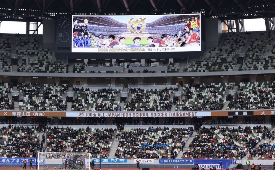 日本高中足球锦标赛：火热气氛吸引四万多观众！