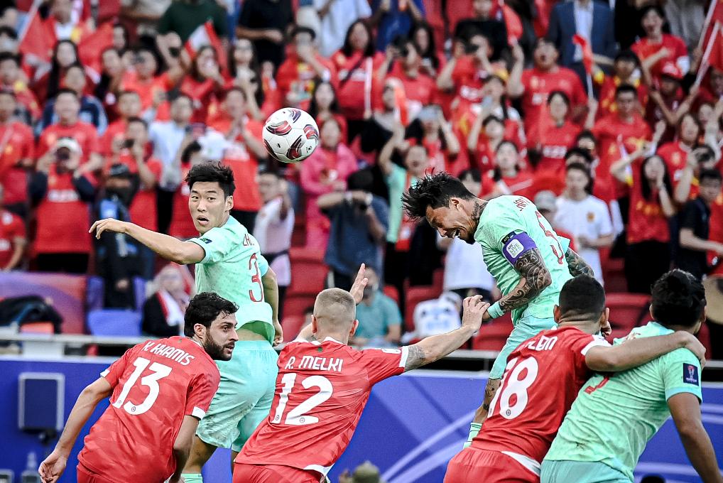 国足亚洲杯“进球荒”闹剧，三前锋“失踪”门将上演“人海战术”